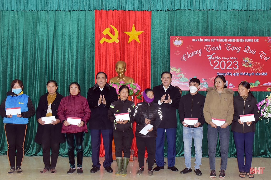 Chủ tịch Hội Người cao tuổi Việt Nam trao quà tết cho người nghèo Hương Khê
