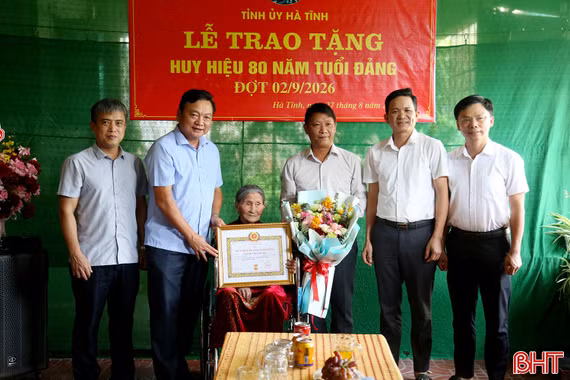 Trao Huy hiệu 80 năm tuổi Đảng cho đảng viên ở xã Đan Hải