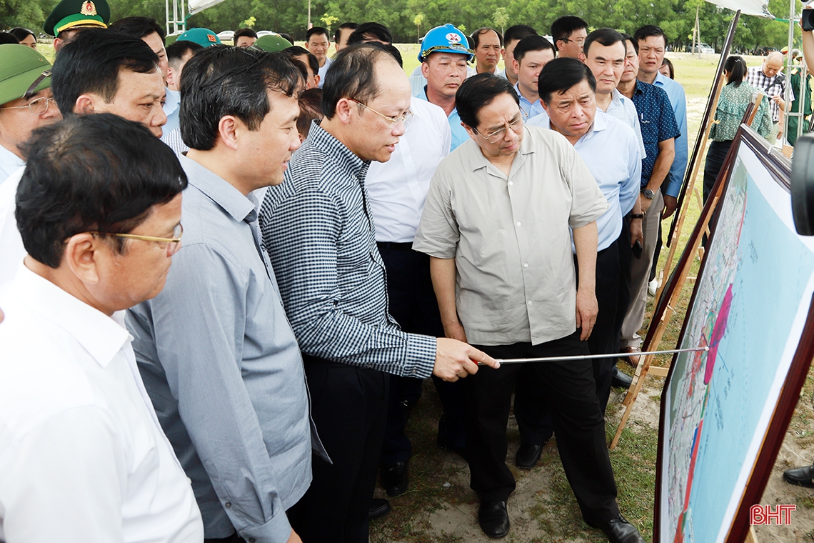 Thủ tướng Chính phủ Phạm Minh Chính khảo sát mỏ sắt Thạch Khê
