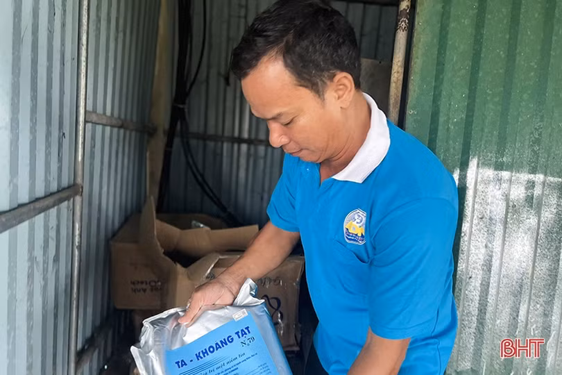 Thời tiết chuyển mùa, người nuôi tôm ở Hà Tĩnh lo phòng chống dịch bệnh