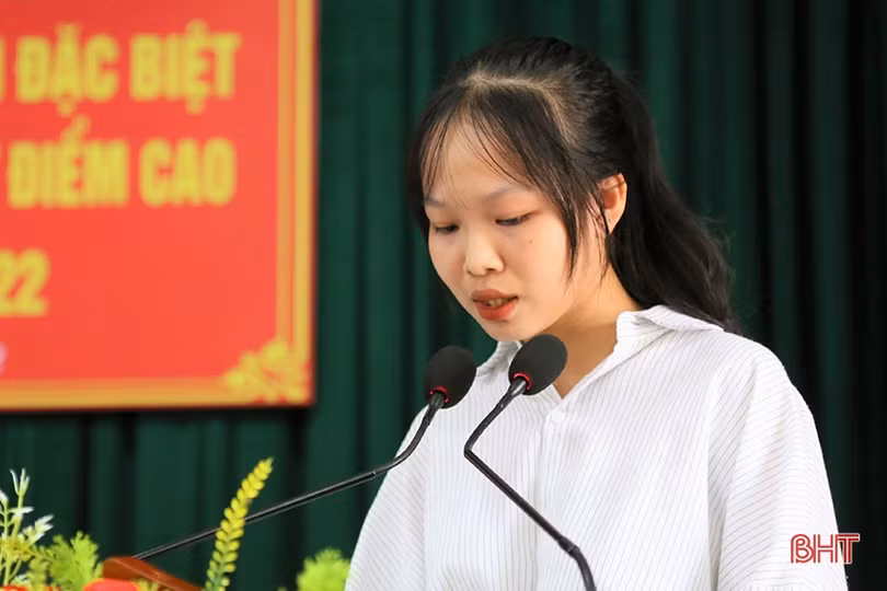 Huyện Thạch Hà tặng quà cho học sinh hoàn cảnh khó khăn, đạt điểm cao vào đại học