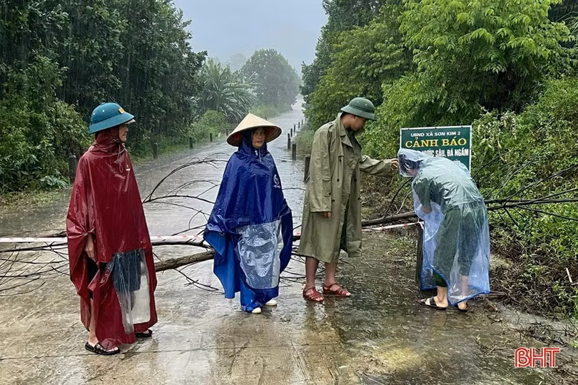 Di dời dân trong đêm để tránh ngập lụt, lở đất ở Hương Sơn
