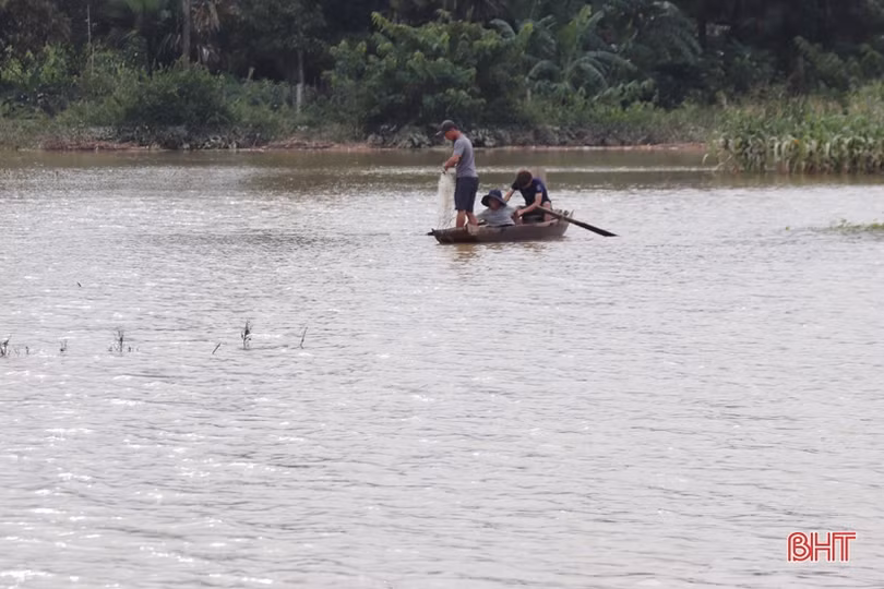 Người dân Hương Sơn bất chấp nguy hiểm để đánh bắt cá