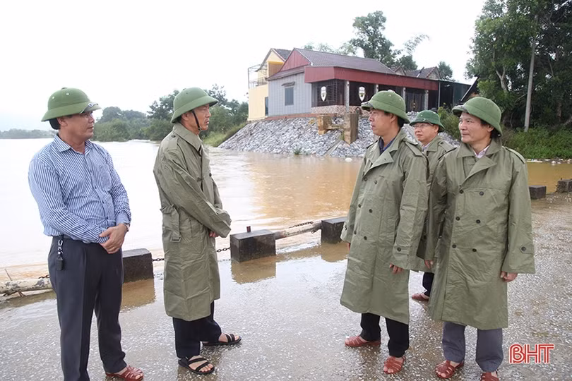 Đảm bảo an toàn tuyệt đối tính mạng và tài sản cho người dân trong mưa lũ