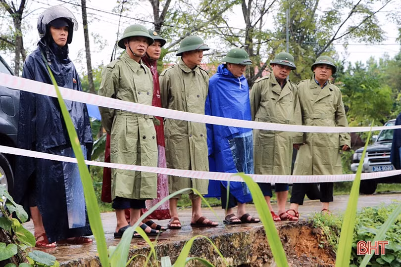 Vũ Quang: Nhiều tuyến đường bị sạt lở, vùng hạ du vẫn ngập sâu