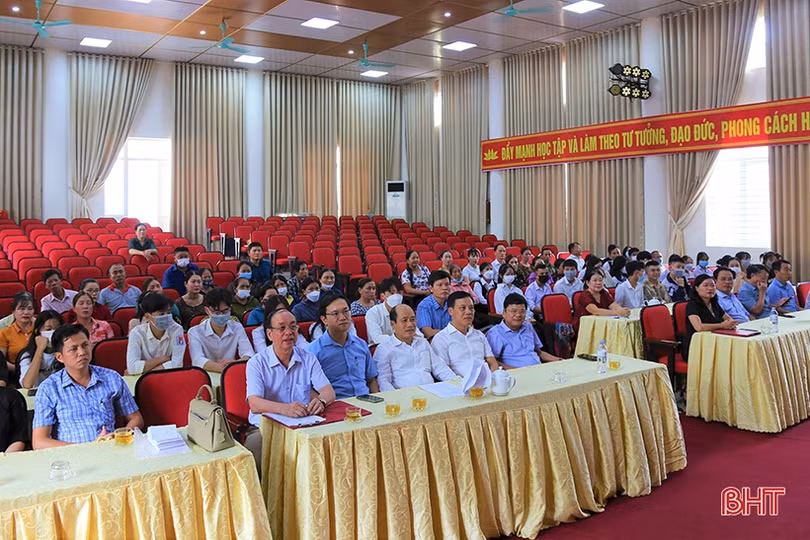 Huyện Thạch Hà tặng quà cho học sinh hoàn cảnh khó khăn, đạt điểm cao vào đại học