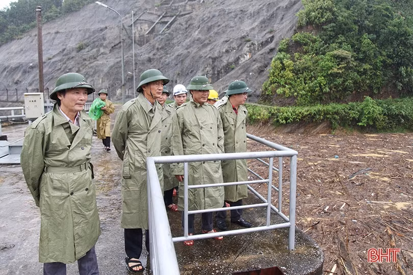 Đảm bảo an toàn tuyệt đối tính mạng và tài sản cho người dân trong mưa lũ