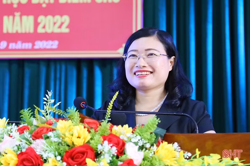 Huyện Thạch Hà tặng quà cho học sinh hoàn cảnh khó khăn, đạt điểm cao vào đại học