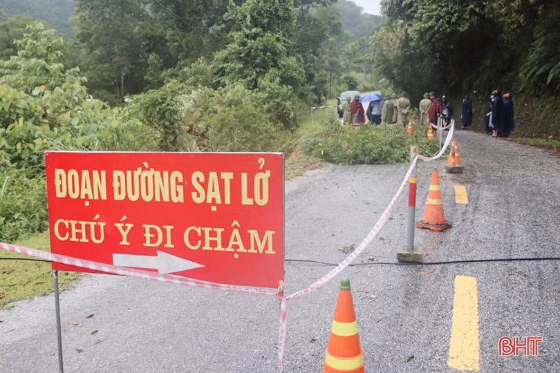 Vũ Quang: Nhiều tuyến đường bị sạt lở, vùng hạ du vẫn ngập sâu