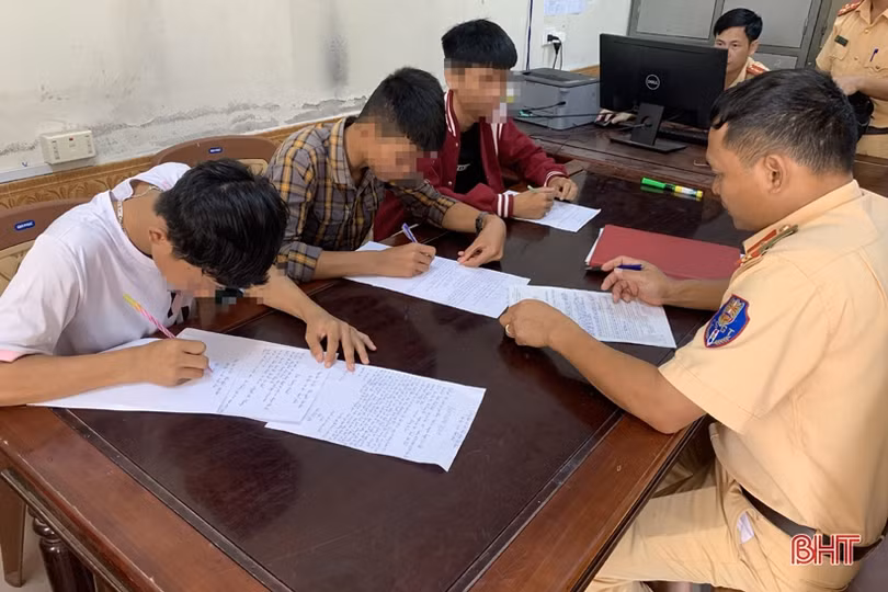 Triệu tập “quái xế” kẹp ba, lạng lách, đánh võng trên tỉnh lộ ở Can Lộc