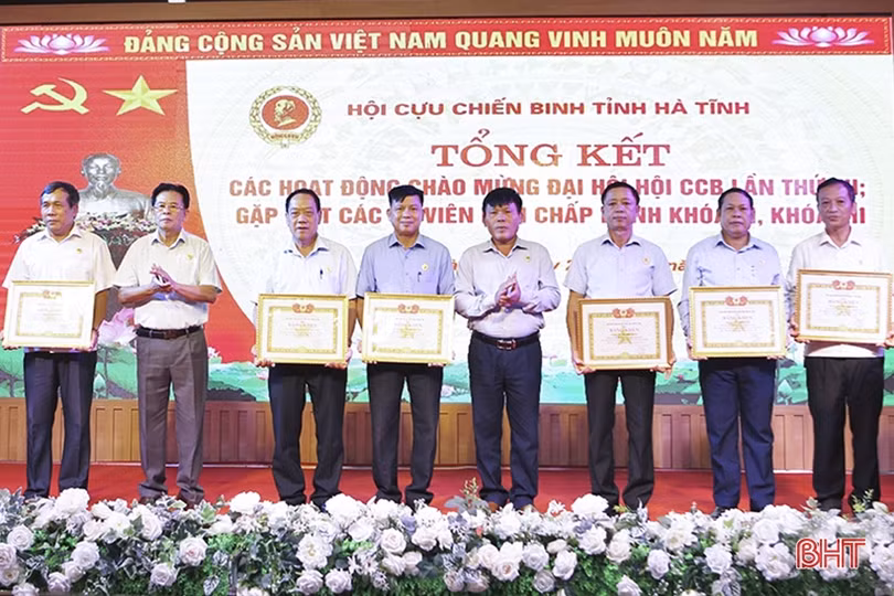 Hội CCB Hà Tĩnh khen thưởng các điển hình trong phong trào thi đua chào mừng đại hội