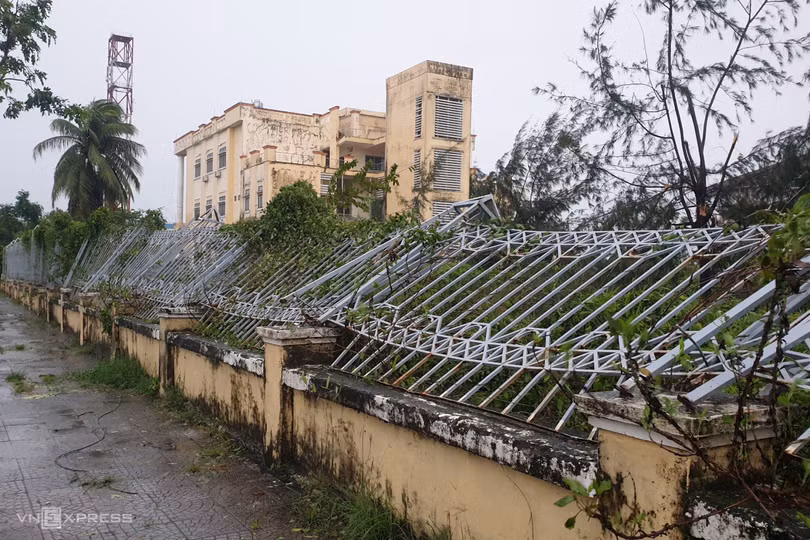 Cây đổ, nhà tốc mái sau bão Noru