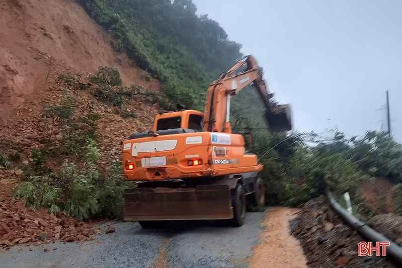 Di dời dân trong đêm để tránh ngập lụt, lở đất ở Hương Sơn