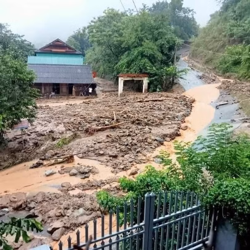 Bản làng tan hoang sau cơn lũ dữ ở Kỳ Sơn