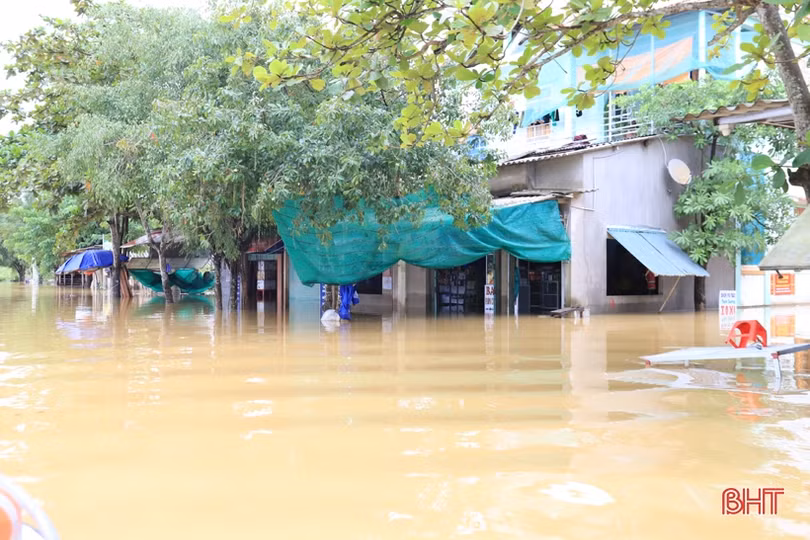 Cận cảnh nước lũ đang “bủa vây” nhiều xã ở Hà Tĩnh
