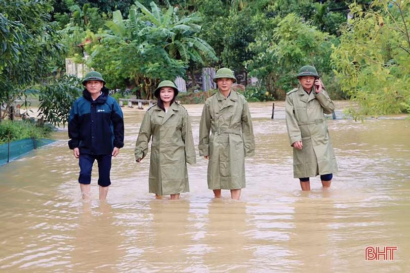 Vũ Quang: Nhiều tuyến đường bị sạt lở, vùng hạ du vẫn ngập sâu