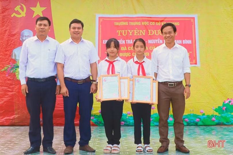 Khen thưởng 2 học sinh huyện Kỳ Anh nhặt được của rơi, tìm người để trả lại