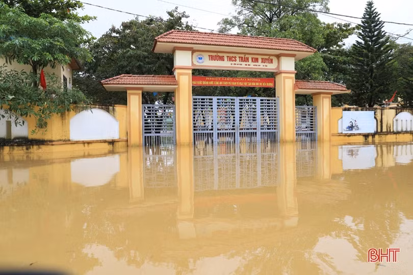 Cận cảnh nước lũ đang “bủa vây” nhiều xã ở Hà Tĩnh