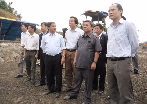 Chủ tịch UBND tỉnh Võ Kim Cự và Phó Chủ tịch UBND tỉnh Lê Đình Sơn kiểm tra công trình đầu mối Ngàn Trươi - Cẩm Trang...