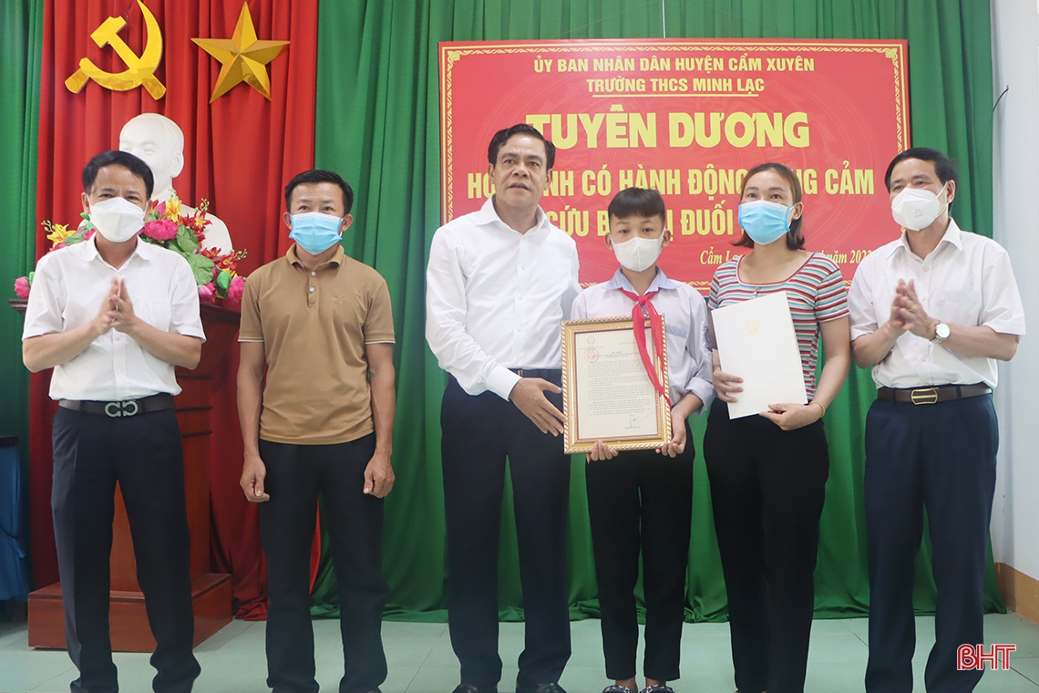 Trao Thư khen và quà của Chủ tịch nước cho nam sinh dũng cảm cứu người đuối nước ở Hà Tĩnh