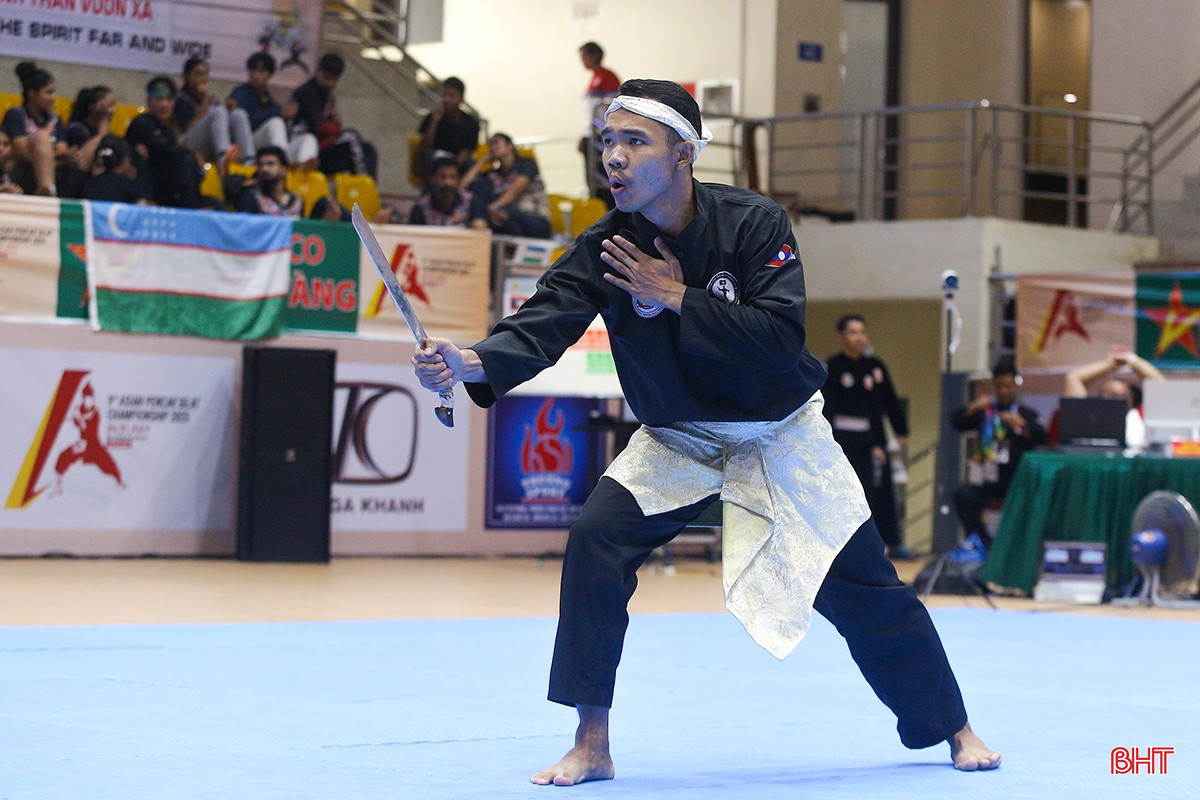 Được biết, ngoài yếu tố thể thao, Pencak Silat cũng bao gồm các khía cạnh tinh thần tự vệ và nghệ thuật. (Trong ảnh: Phần thi của VĐV tuyển Philippines).