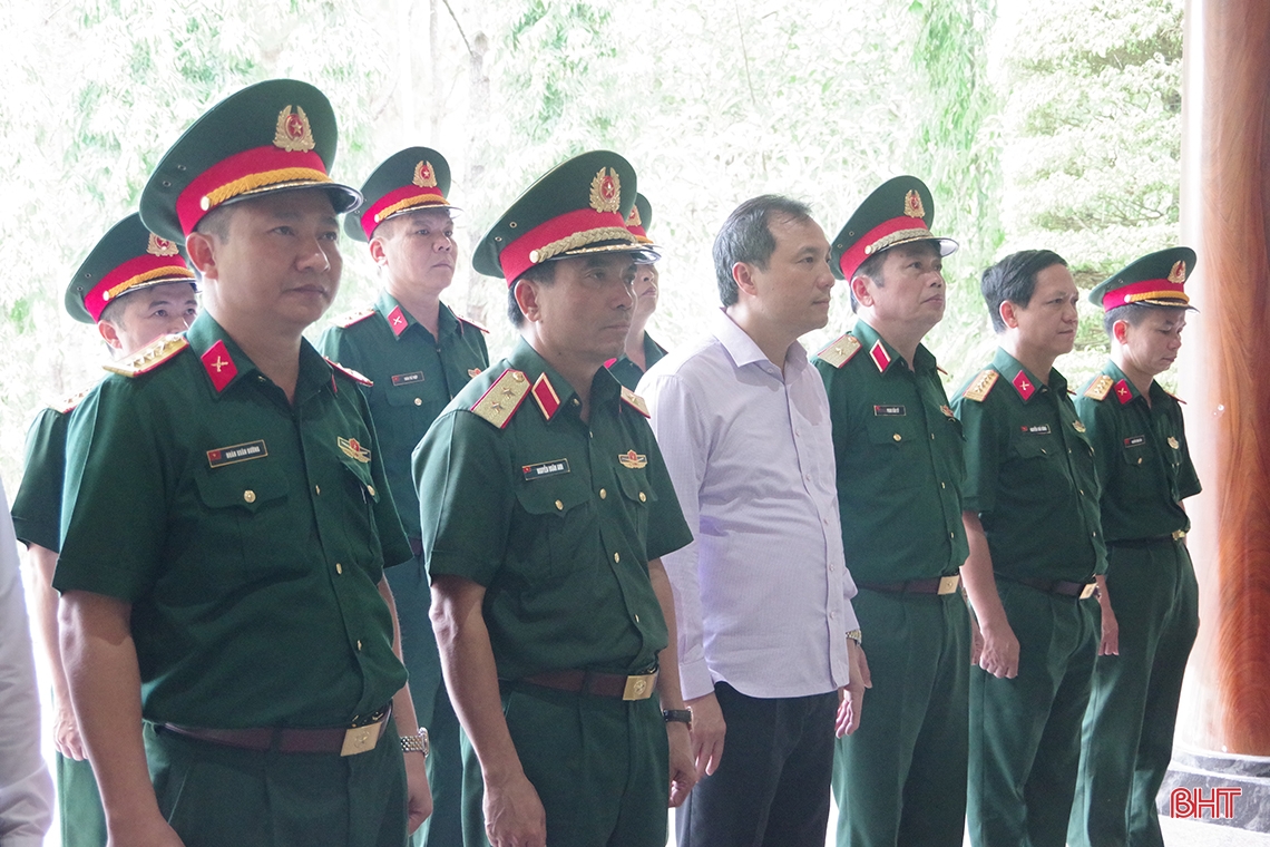 Đoàn công tác Bộ Tổng Tham mưu dâng hương tại các địa chỉ đỏ Hà Tĩnh
