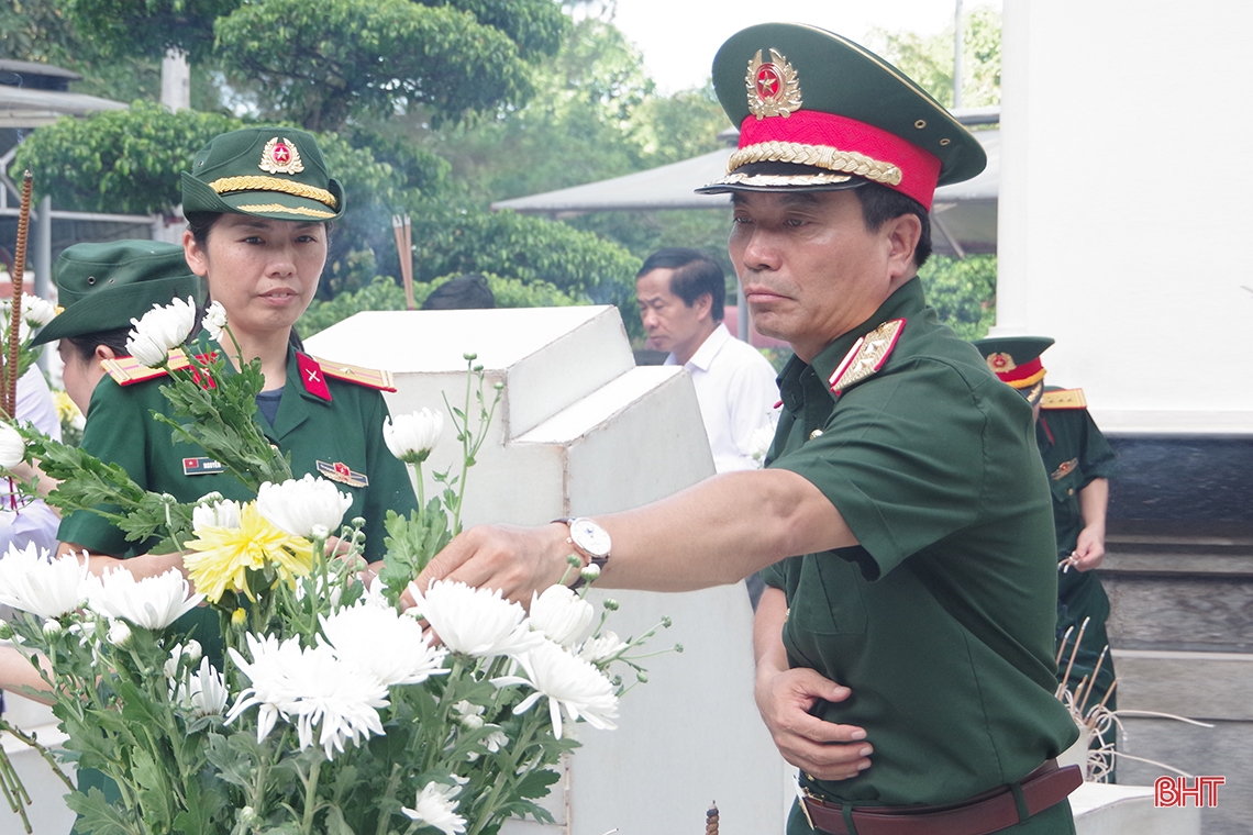 Đoàn công tác Bộ Tổng Tham mưu dâng hương tại các địa chỉ đỏ Hà Tĩnh