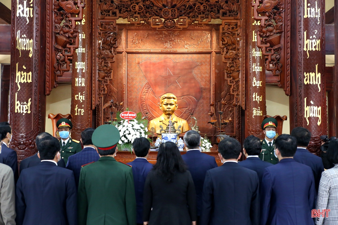 Lãnh đạo Hà Tĩnh dâng hương tưởng niệm Chủ tịch Hồ Chí Minh và các anh hùng, liệt sỹ
