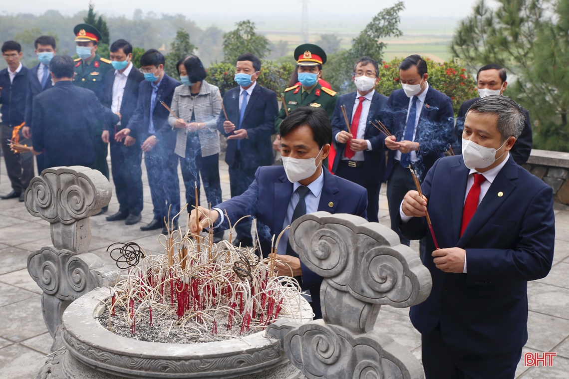 Lãnh đạo Hà Tĩnh dâng hương tưởng niệm Chủ tịch Hồ Chí Minh và các anh hùng, liệt sỹ