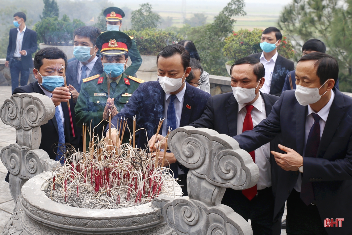 Lãnh đạo Hà Tĩnh dâng hương tưởng niệm Chủ tịch Hồ Chí Minh và các anh hùng, liệt sỹ