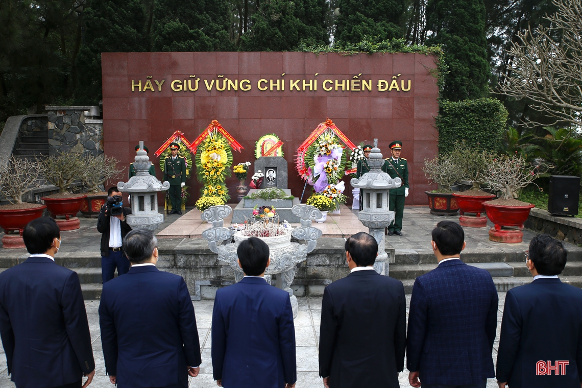 Lãnh đạo Hà Tĩnh dâng hương tưởng niệm Chủ tịch Hồ Chí Minh và các anh hùng, liệt sỹ