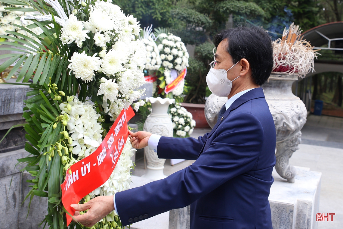 Lãnh đạo Hà Tĩnh dâng hương tưởng niệm Chủ tịch Hồ Chí Minh và các anh hùng, liệt sỹ