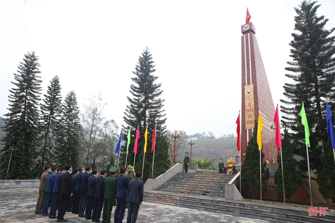 Lãnh đạo Hà Tĩnh dâng hương tưởng niệm Chủ tịch Hồ Chí Minh và các anh hùng, liệt sỹ