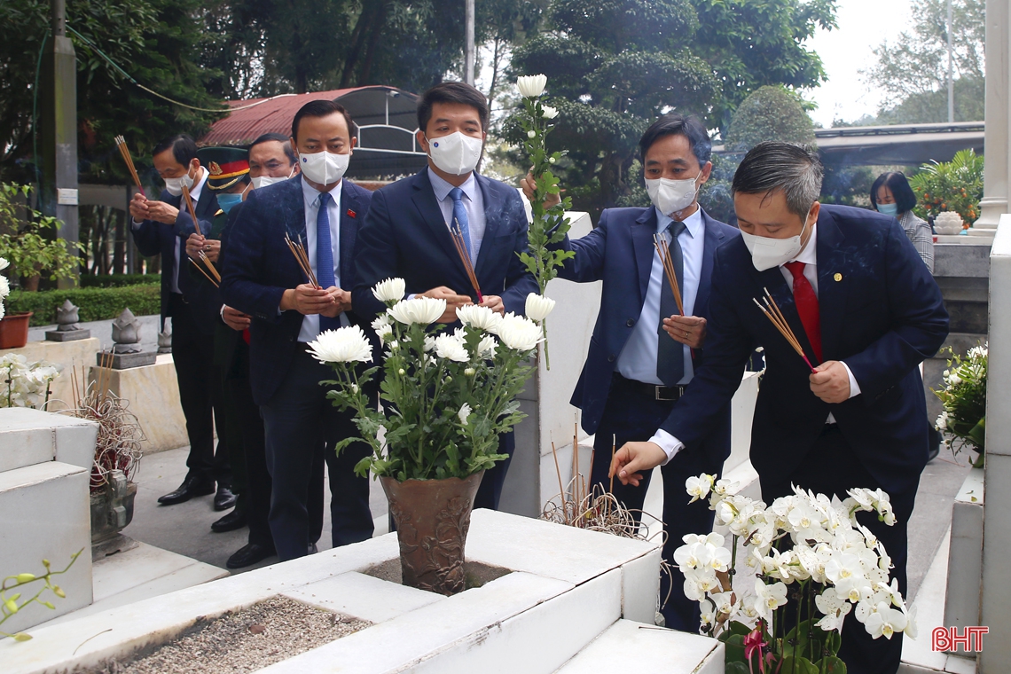 Lãnh đạo Hà Tĩnh dâng hương tưởng niệm Chủ tịch Hồ Chí Minh và các anh hùng, liệt sỹ
