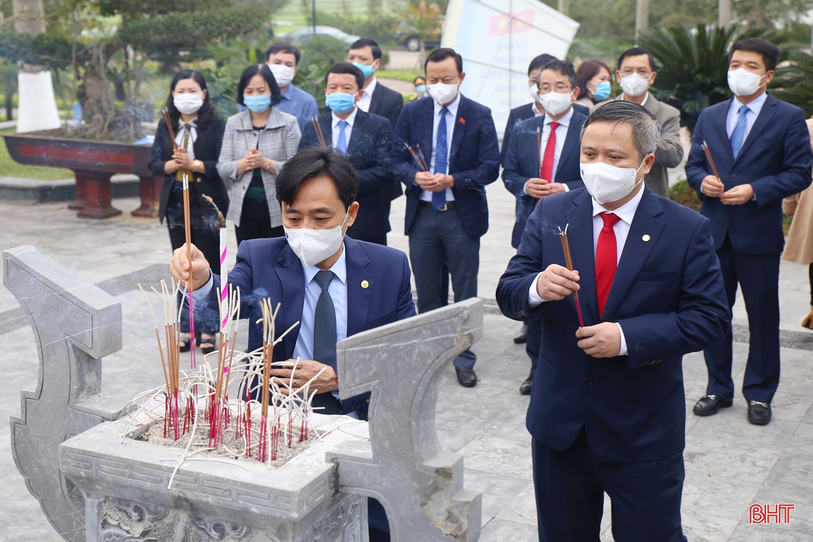 Lãnh đạo Hà Tĩnh dâng hương tưởng niệm Chủ tịch Hồ Chí Minh và các anh hùng, liệt sỹ