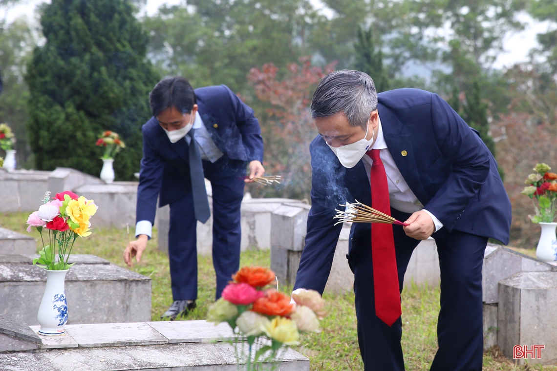 Lãnh đạo Hà Tĩnh dâng hương tưởng niệm Chủ tịch Hồ Chí Minh và các anh hùng, liệt sỹ