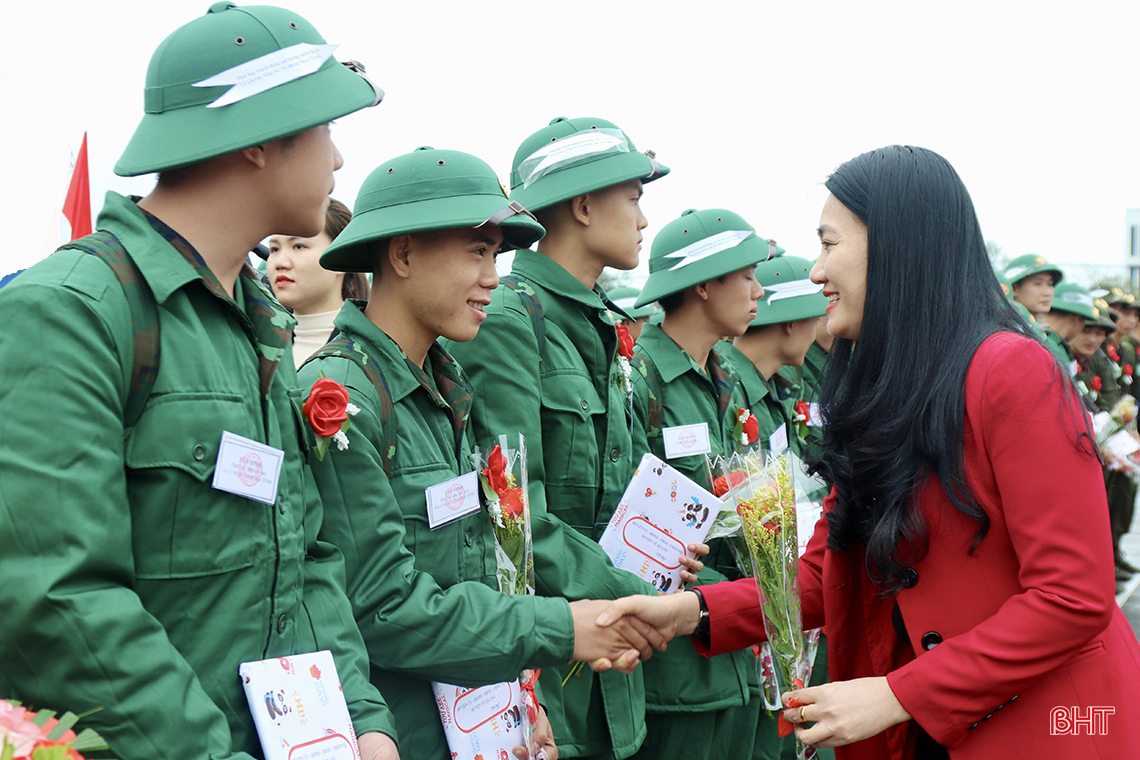 Lãnh đạo Hà Tĩnh, Bộ Quốc phòng dự lễ giao nhận quân tại các địa phương