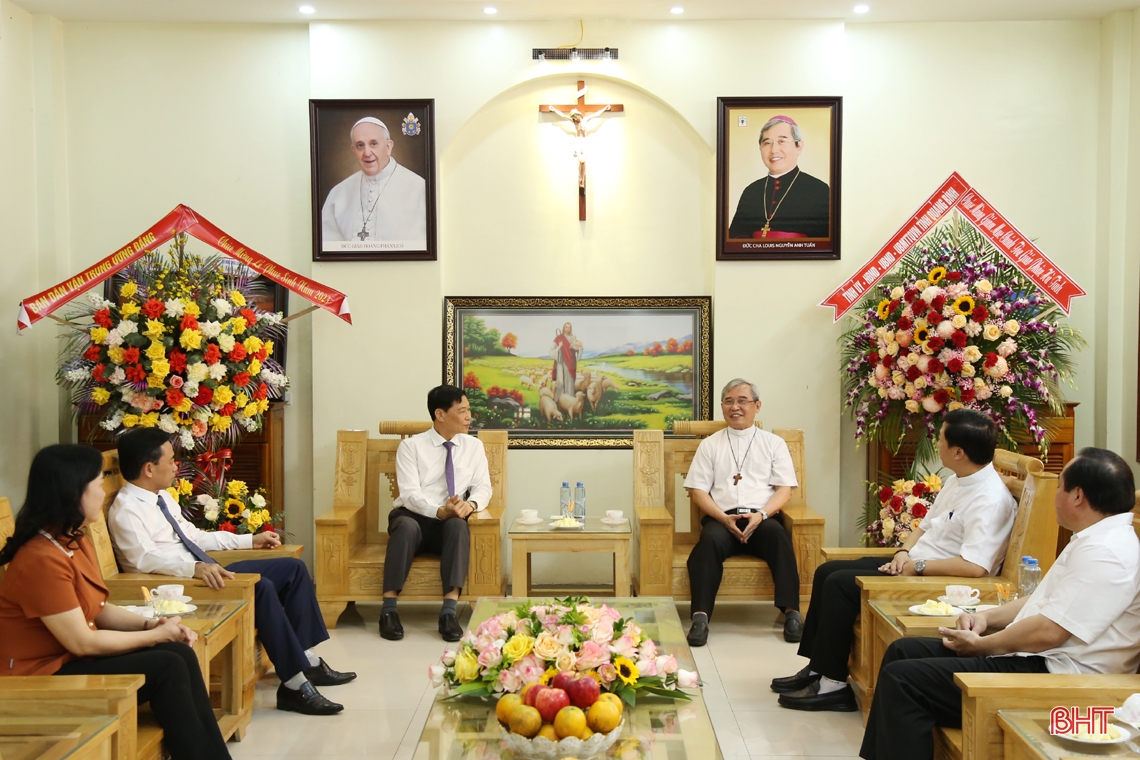 Ban Dân vận Trung ương và tỉnh Hà Tĩnh chúc mừng Lễ Phục sinh năm 2023