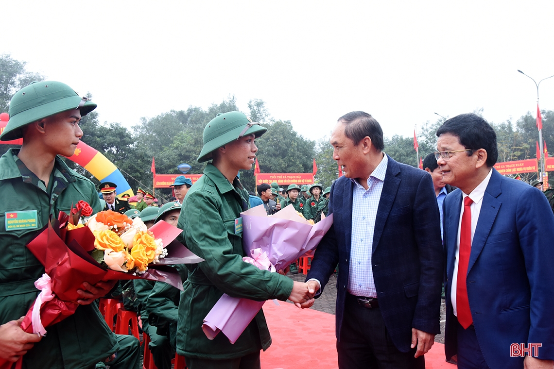 Lãnh đạo Hà Tĩnh, Bộ Quốc phòng dự lễ giao nhận quân tại các địa phương