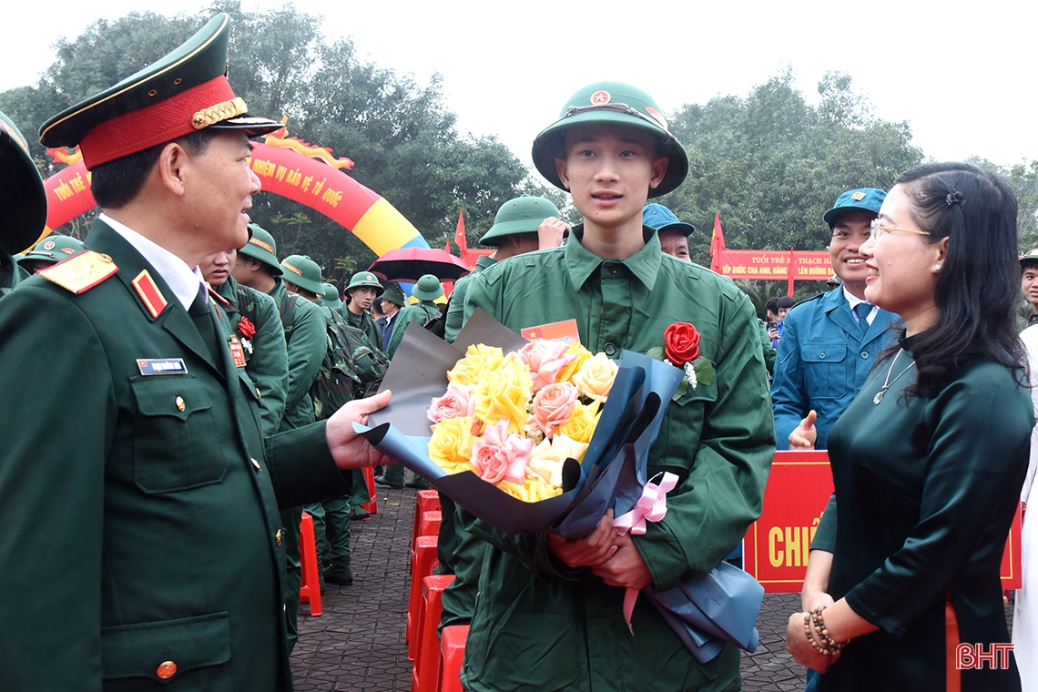Lãnh đạo Hà Tĩnh, Bộ Quốc phòng dự lễ giao nhận quân tại các địa phương