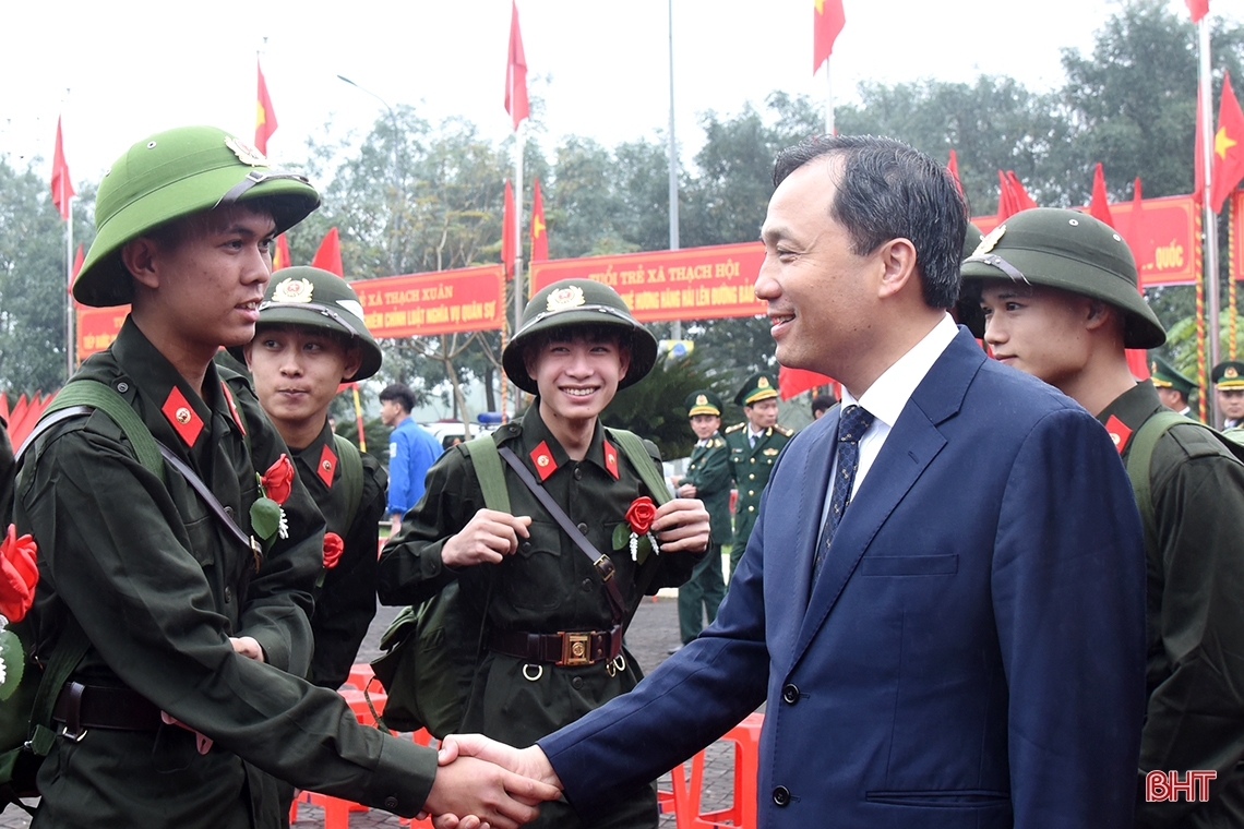 Lãnh đạo Hà Tĩnh, Bộ Quốc phòng dự lễ giao nhận quân tại các địa phương