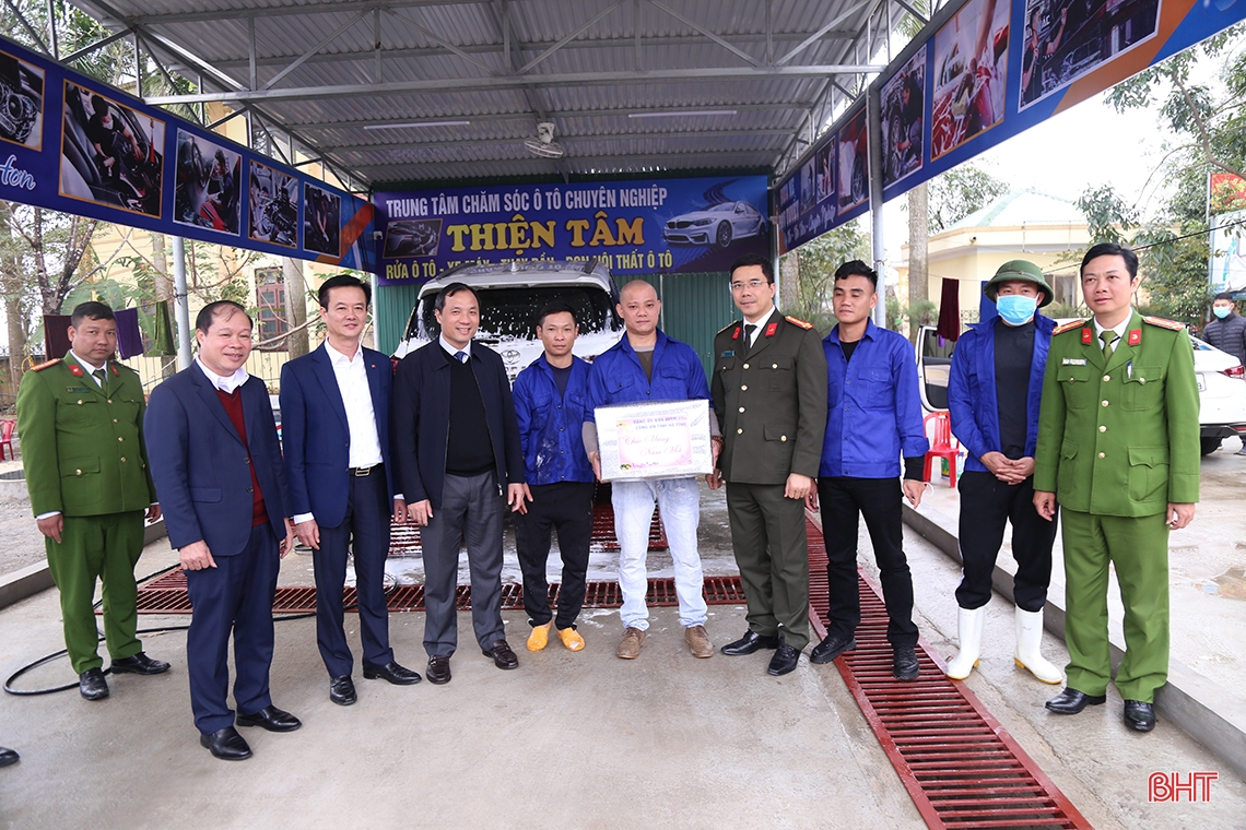 Bí thư Tỉnh ủy kiểm tra và chúc tết các đơn vị lực lượng vũ trang