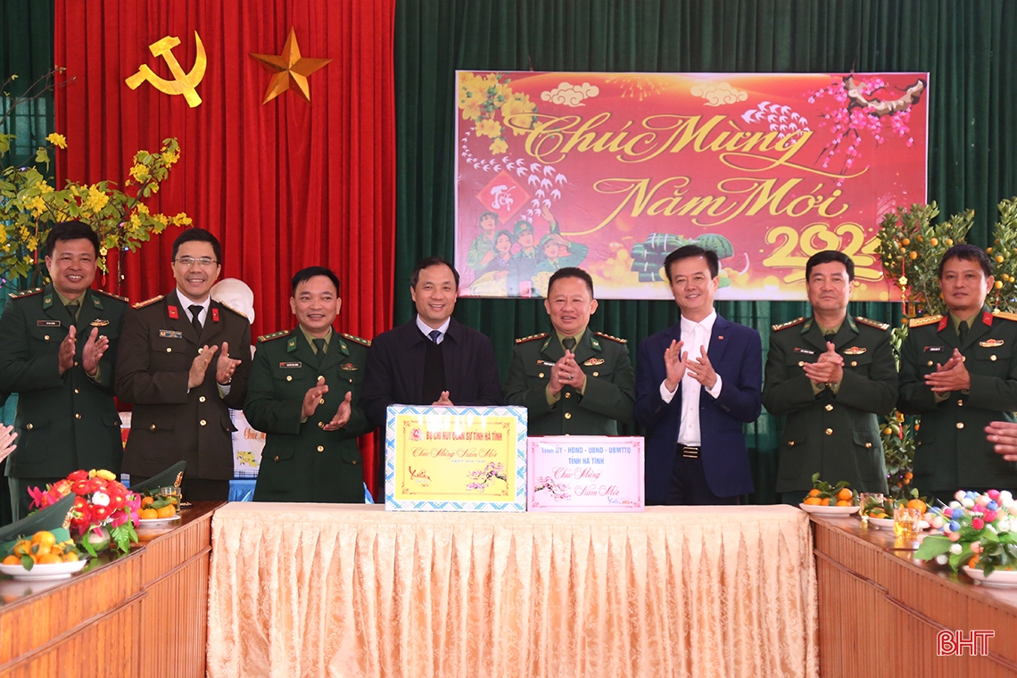 Bí thư Tỉnh ủy kiểm tra và chúc tết các đơn vị lực lượng vũ trang