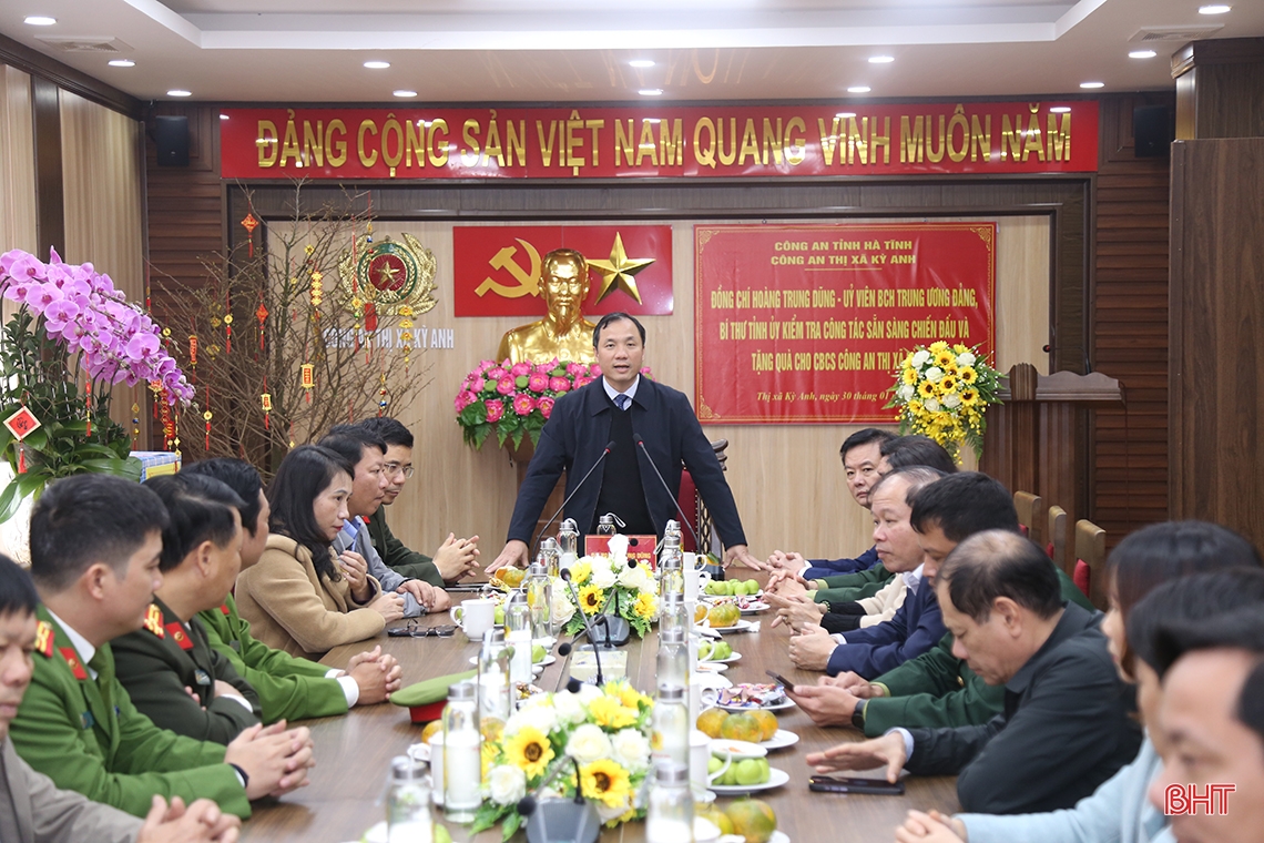 Bí thư Tỉnh ủy kiểm tra và chúc tết các đơn vị lực lượng vũ trang