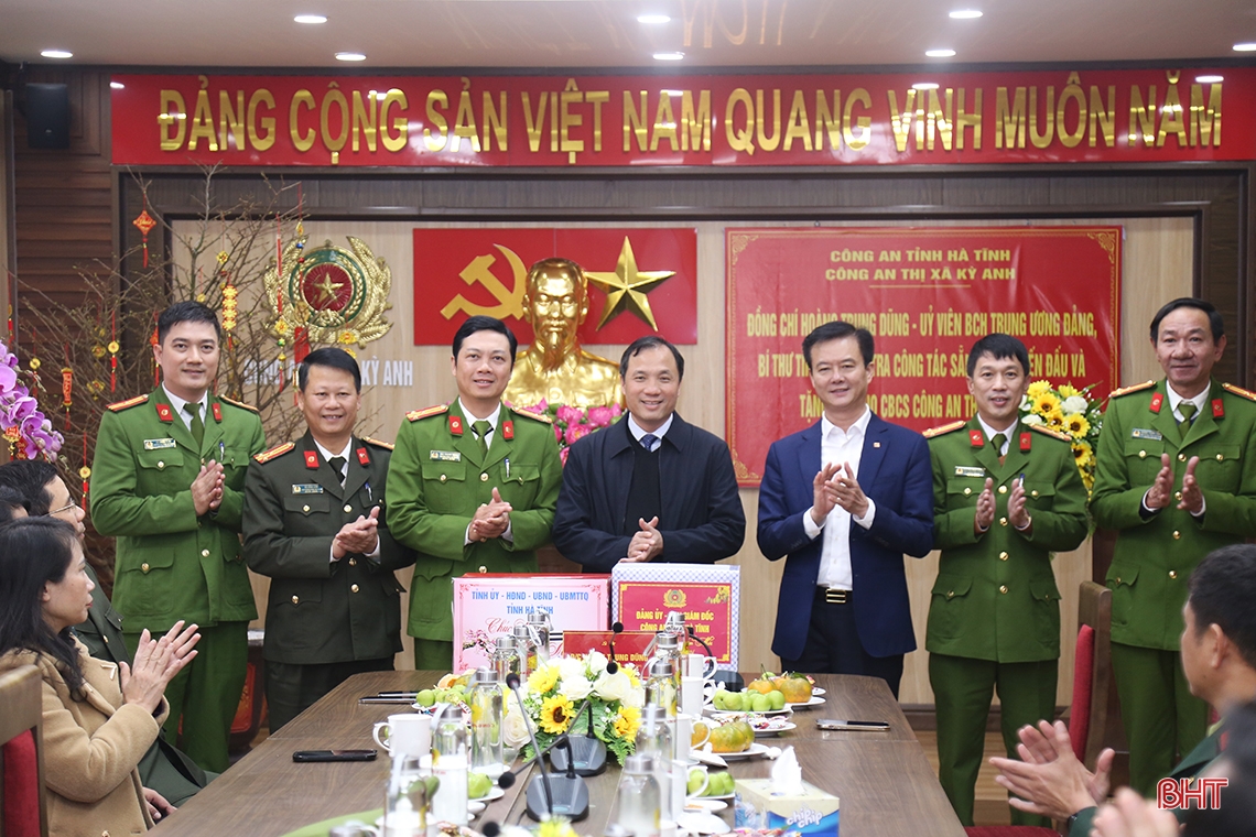 Bí thư Tỉnh ủy kiểm tra và chúc tết các đơn vị lực lượng vũ trang
