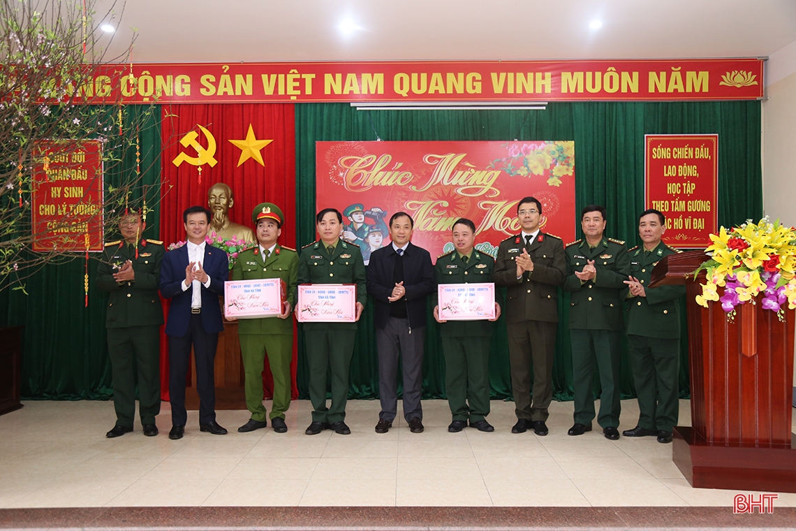 Bí thư Tỉnh ủy kiểm tra và chúc tết các đơn vị lực lượng vũ trang