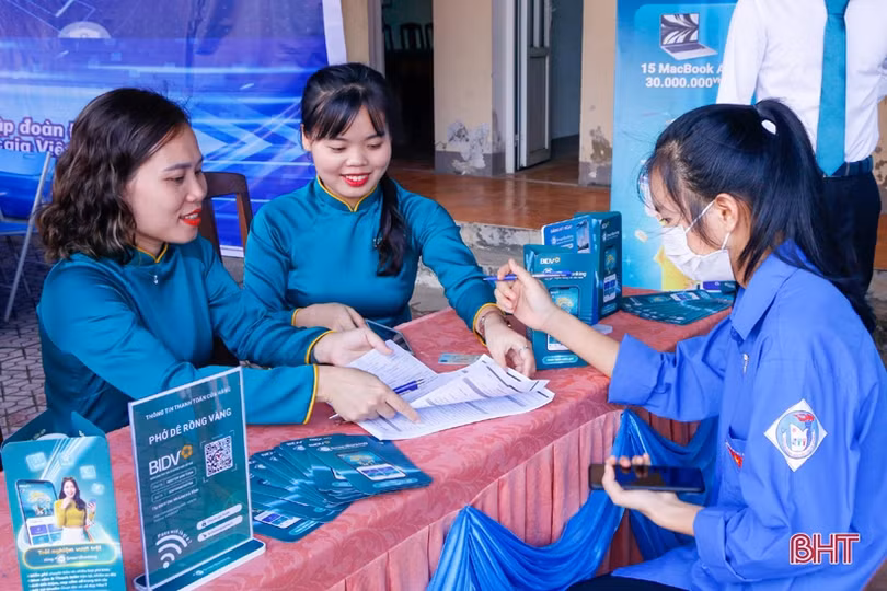 Khách hàng Hà Tĩnh hào hứng trải nghiệm dịch vụ BIDV SmartBanking