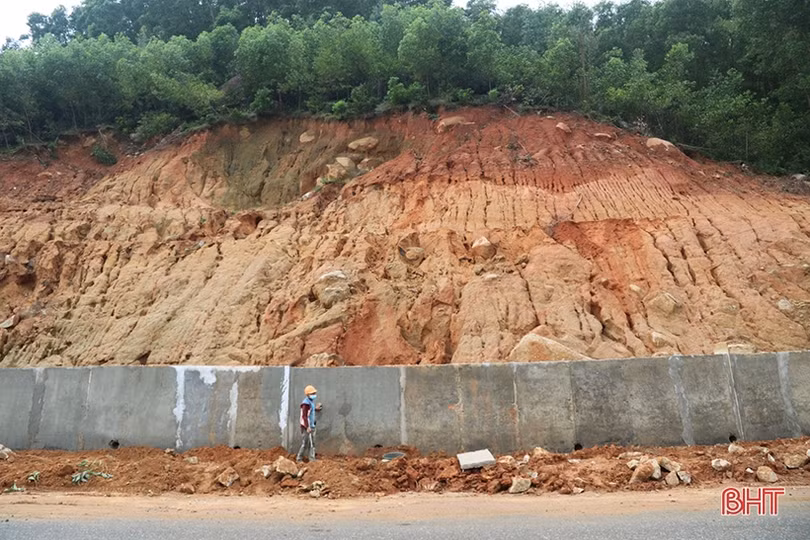 Ngăn sạt lở trên đường ven biển Hà Tĩnh