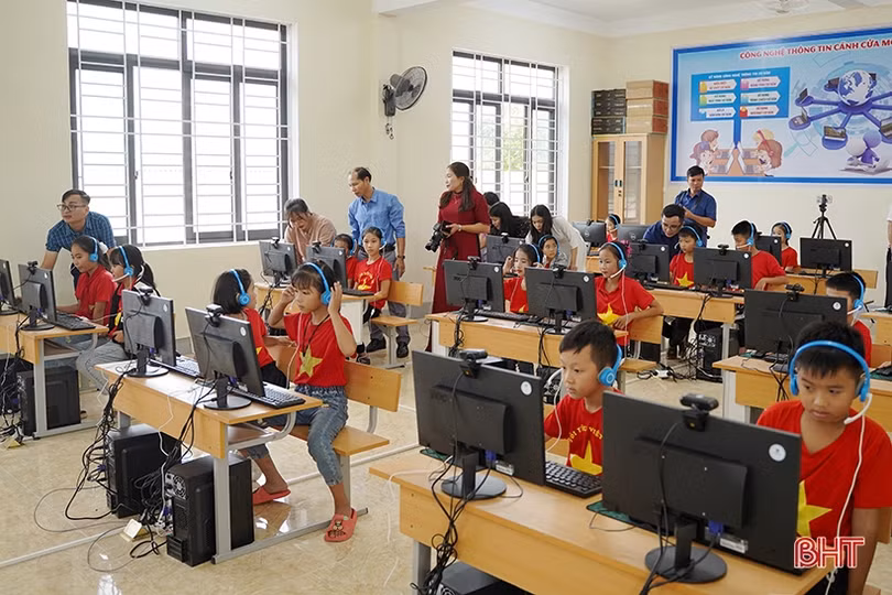 Trao tặng 26 bộ máy tính và các suất quà cho một trường tiểu học ở miền núi