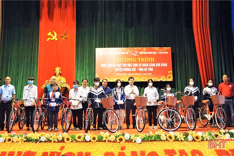 Trao tặng 110 xe đạp cho học sinh khó khăn ở Hương Khê